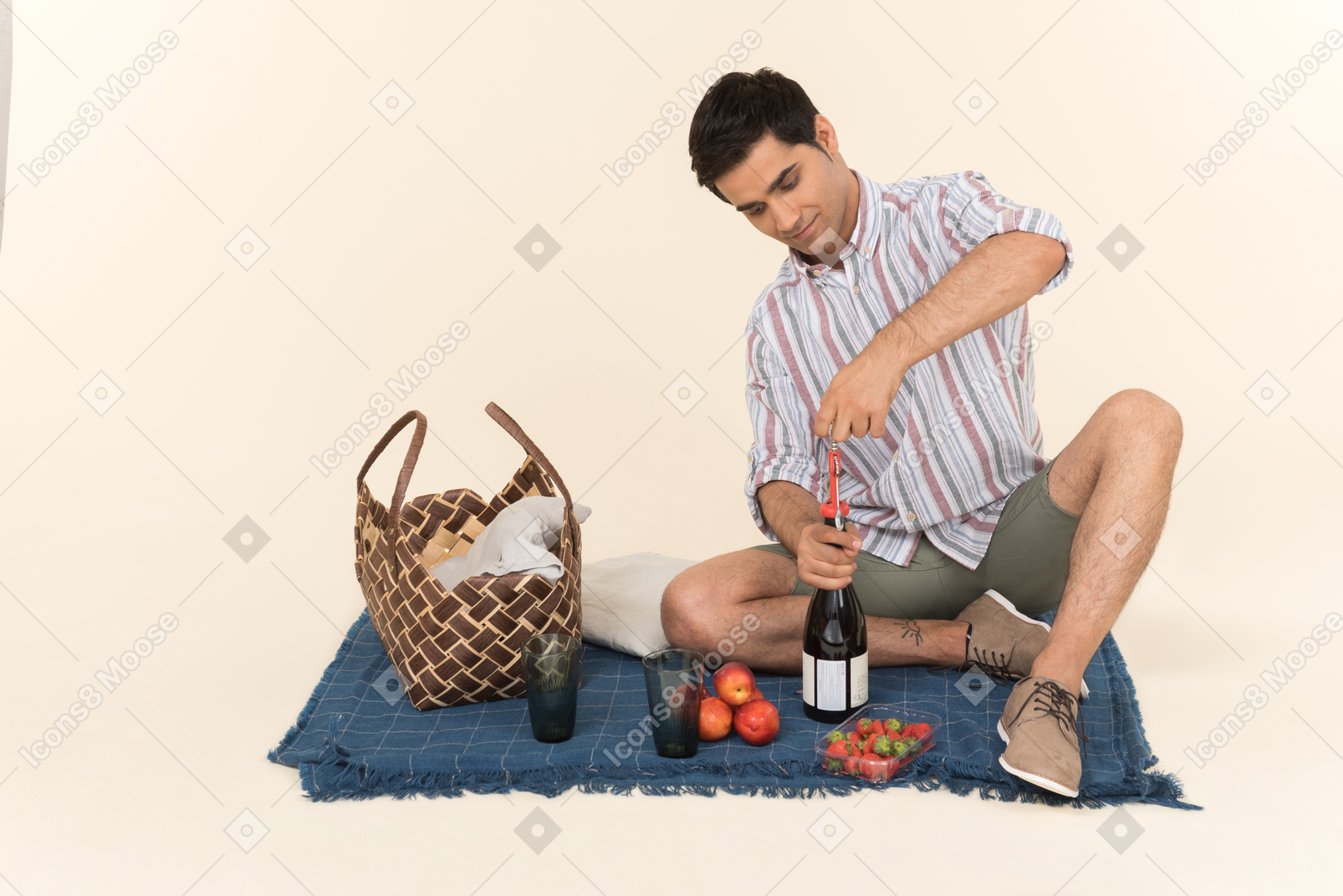 ボトルのワインを開く若い白人男