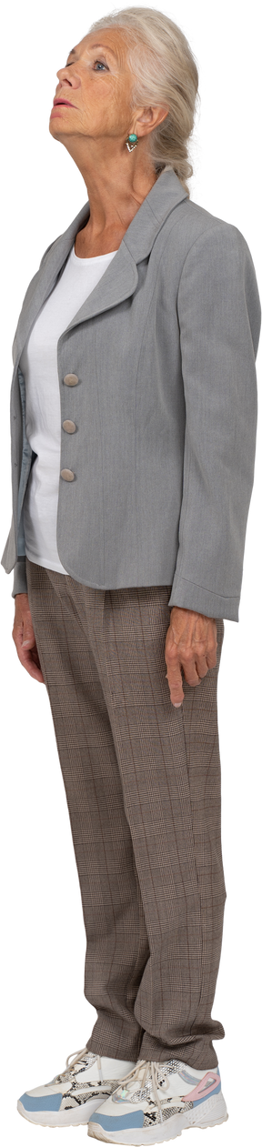 Seitenansicht einer alten dame im anzug, die im profil posiert
