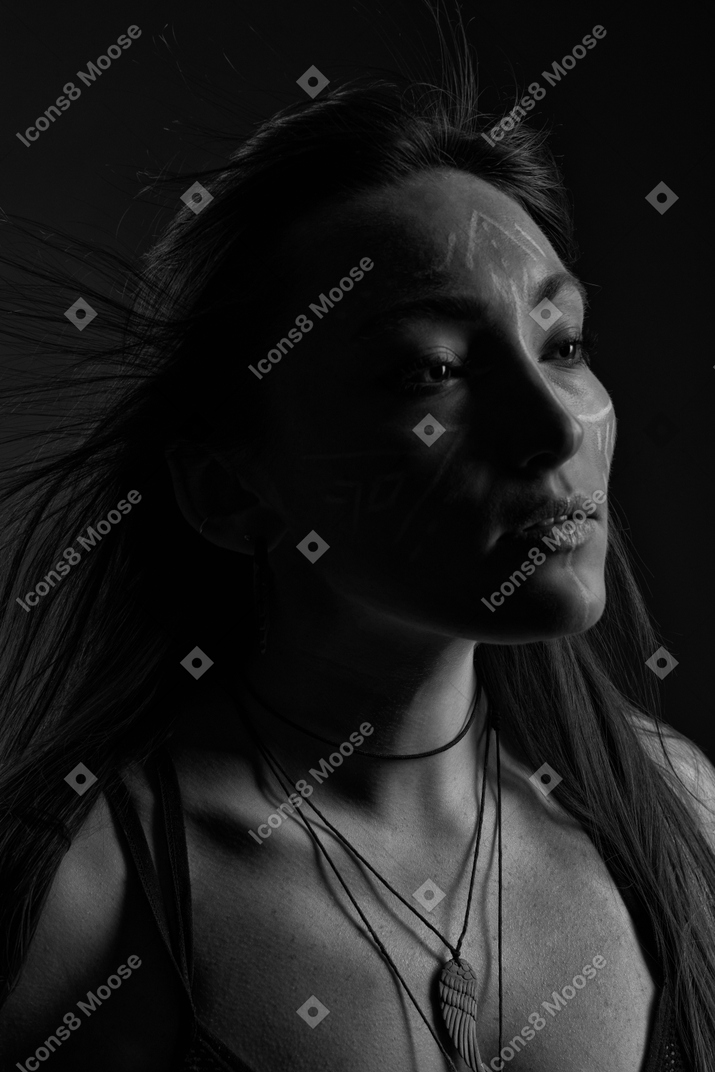 Jeune femme posant pour portrait en noir et blanc