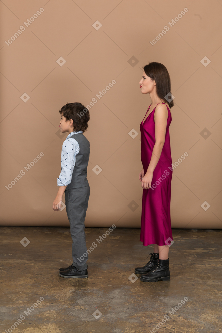 빨간 드레스를 입은 여자와 프로필에 있는 소년