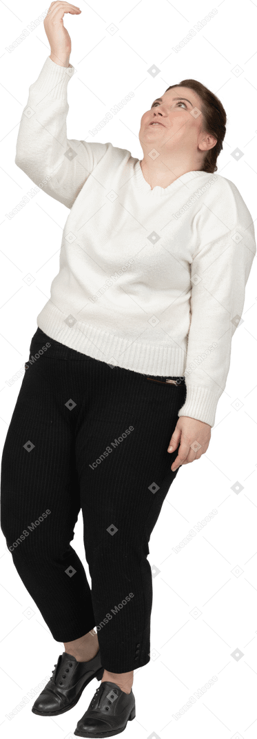 Вид спереди счастливой пухлой женщины в повседневной одежде