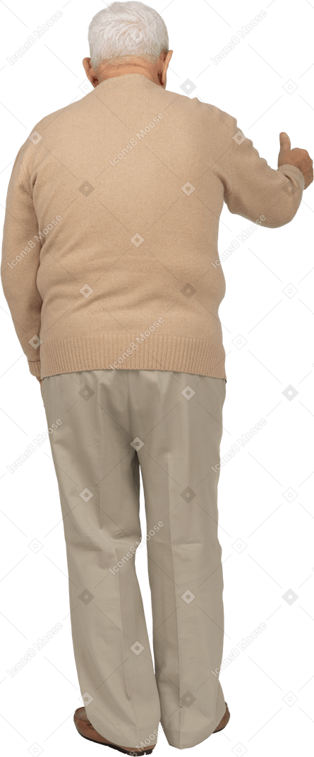 Retrovisione di un uomo anziano in abiti casual che mostra il pollice in su