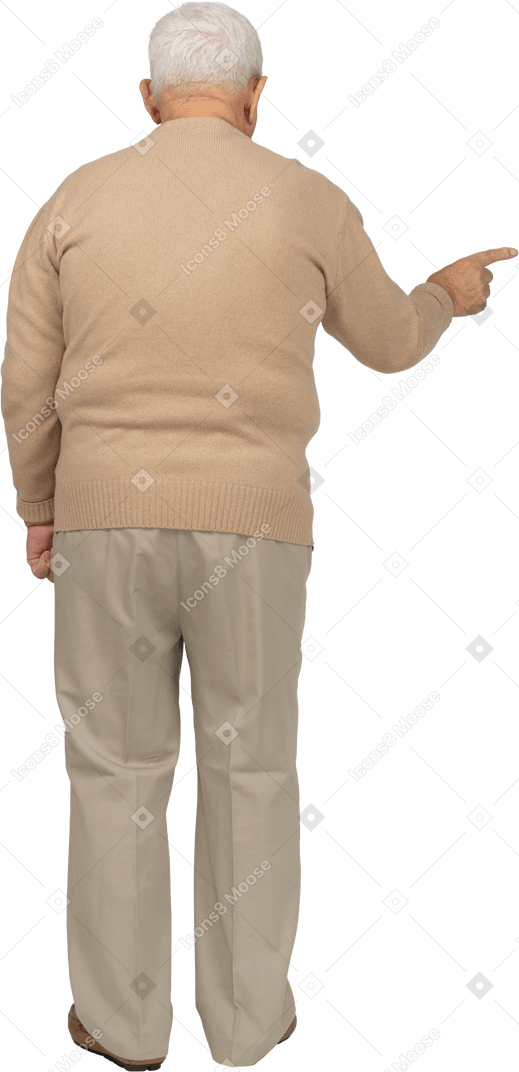 Retrovisione di un uomo anziano in abiti casual che punta con il dito