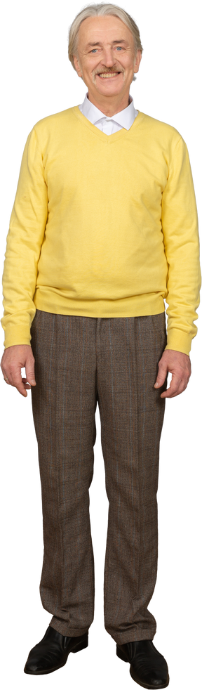 Vorderansicht eines lächelnden alten mannes, der gelben pullover trägt und kamera betrachtet