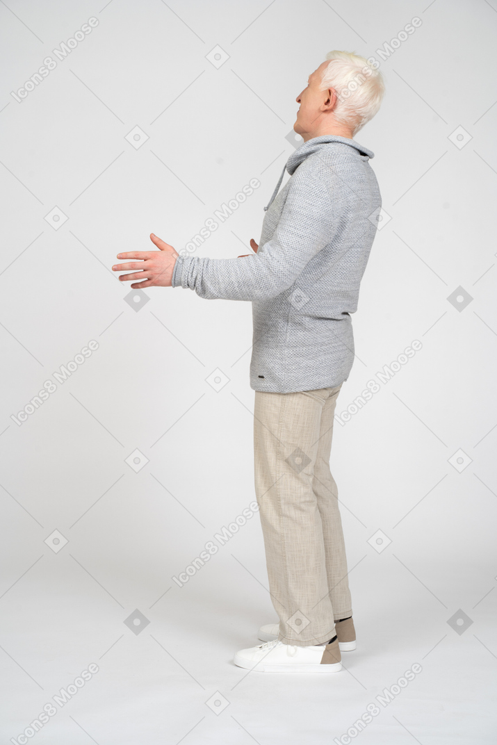 一个男人用弯曲的手臂站立的侧视图