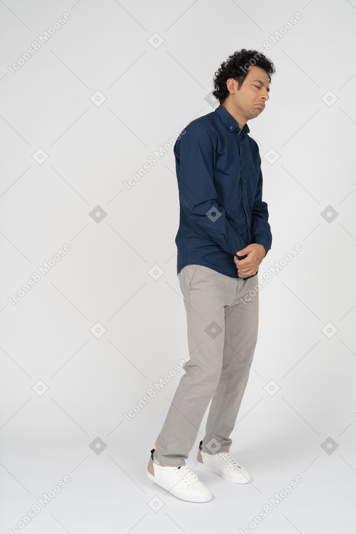 Ernster mann in freizeitkleidung posiert im profil