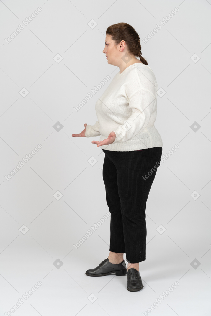惊讶的胖女人穿着休闲服