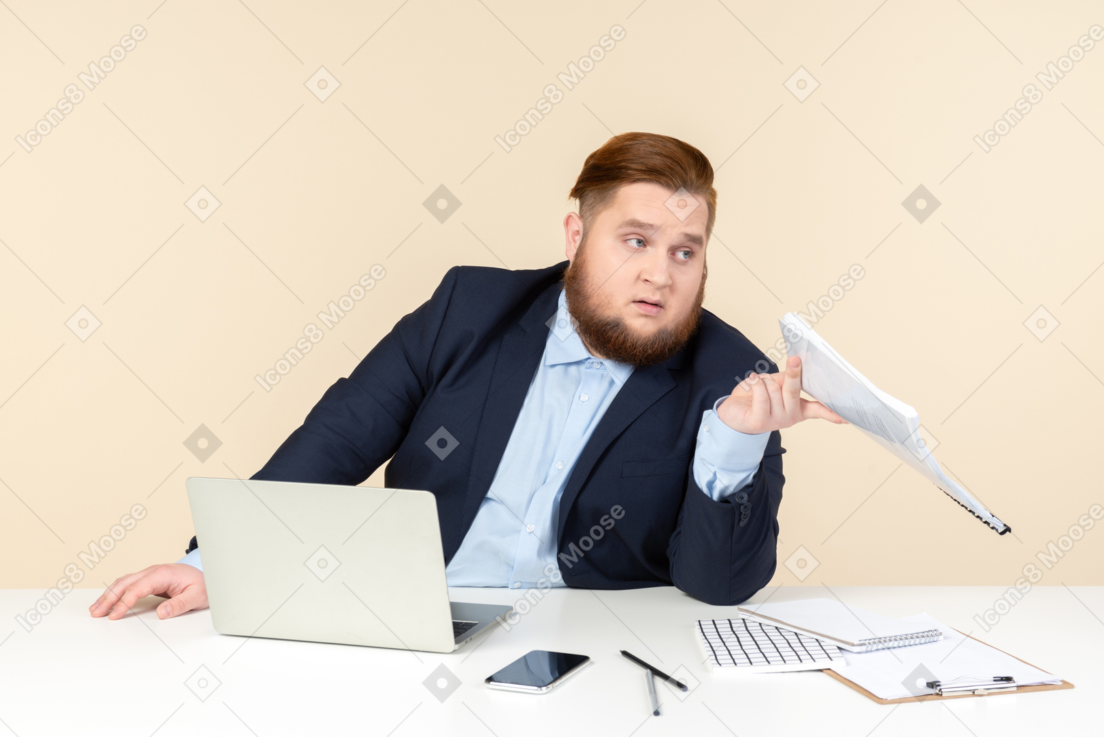 Jeune employé de bureau en surpoids assis au bureau et tenant des papiers
