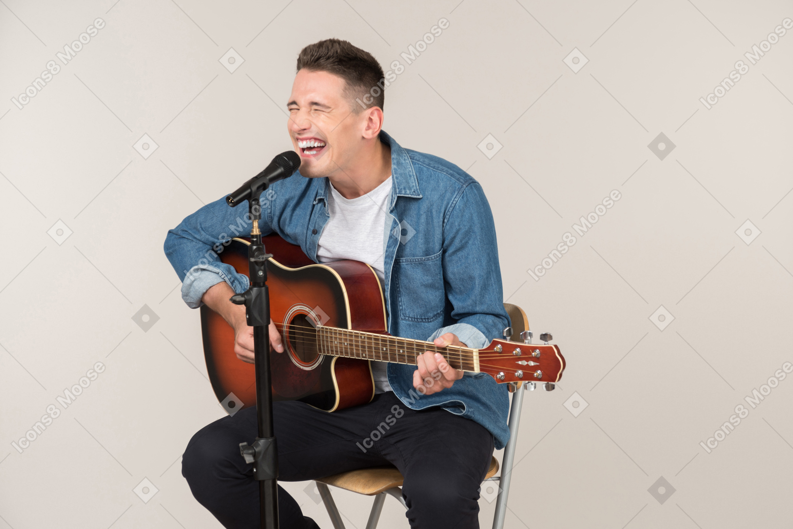 노래와 기타 연주 젊은 남자 웃음