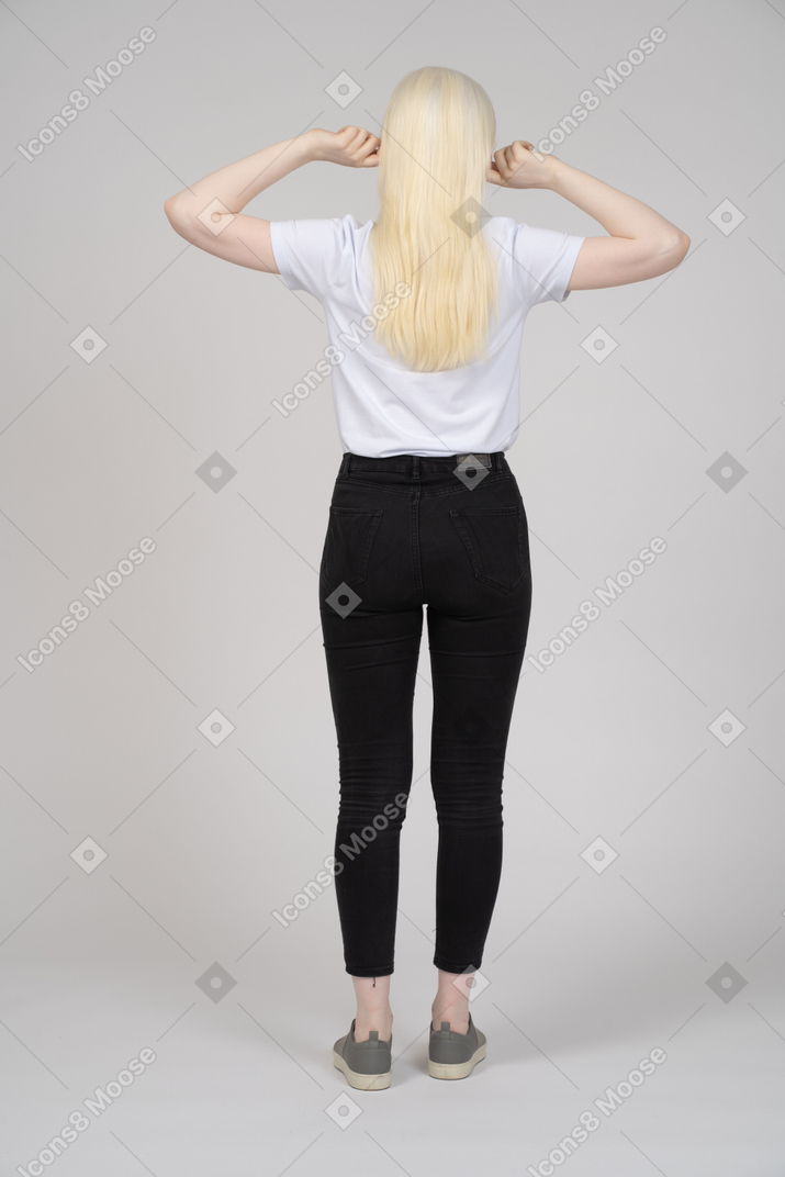 Vista posteriore di una donna bionda che si estende