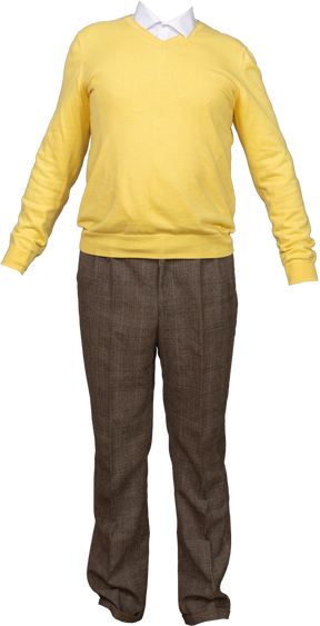 Sudadera amarilla con cuello blanco y pantalones marrones a cuadros