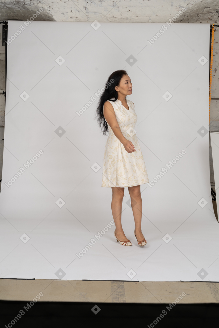 Donna in abito bianco in piedi