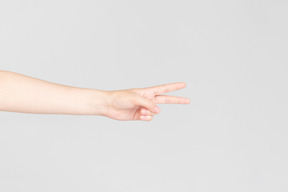 수평으로 v 표시를 보여주는 여성 손