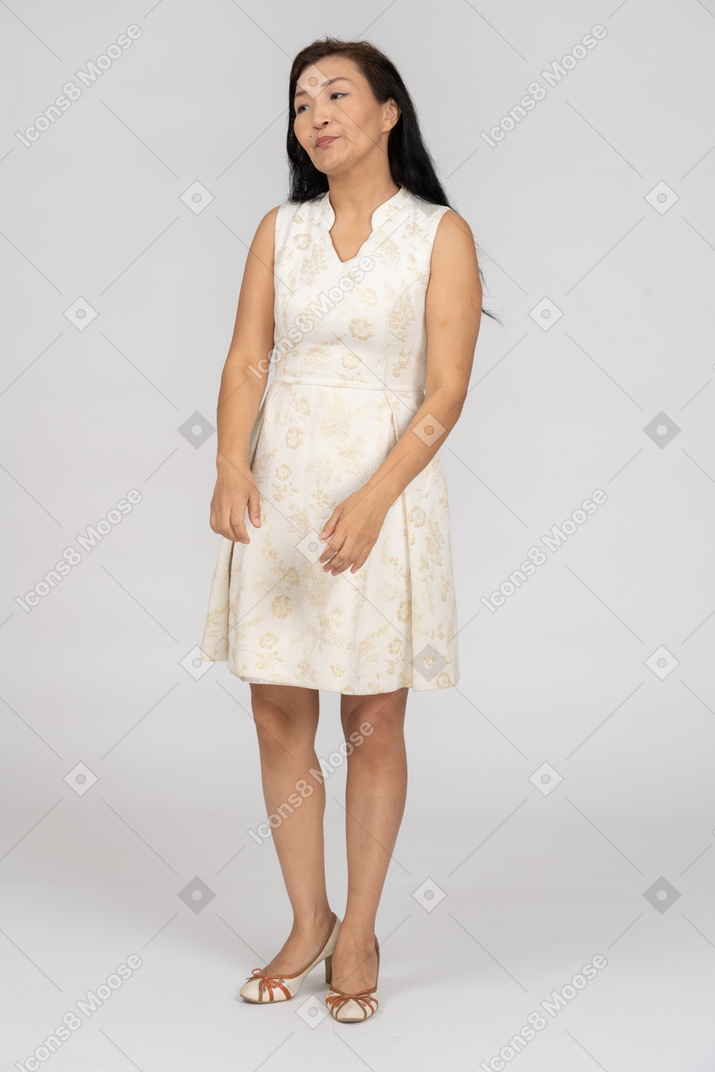 穿着白色连衣裙的女人站着