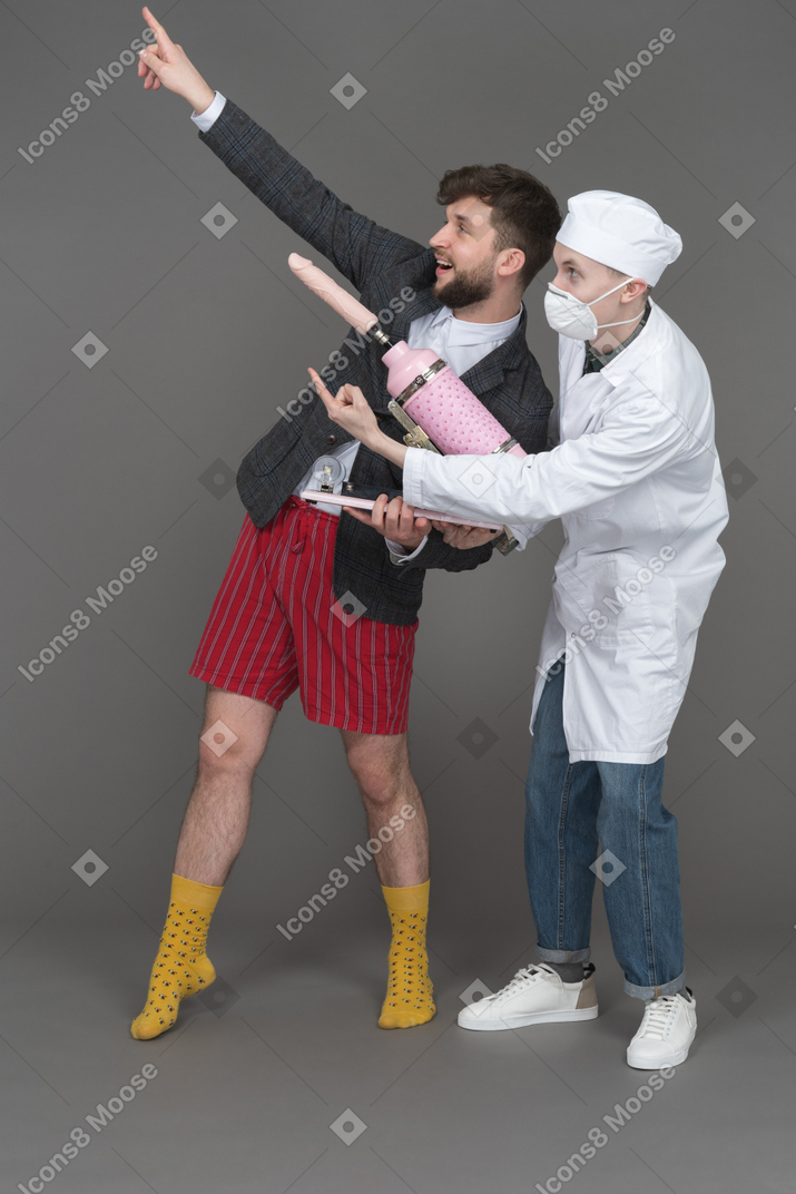 Jeune homme et docteur pointant ar corner