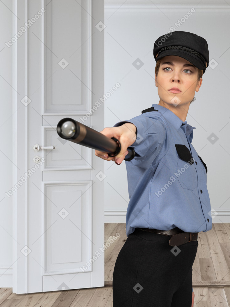 屋内での女性警察官