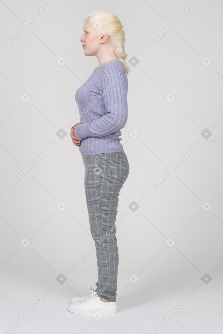 一个站立的年轻女人的侧视图