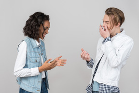 Feliz pareja adolescente divirtiéndose