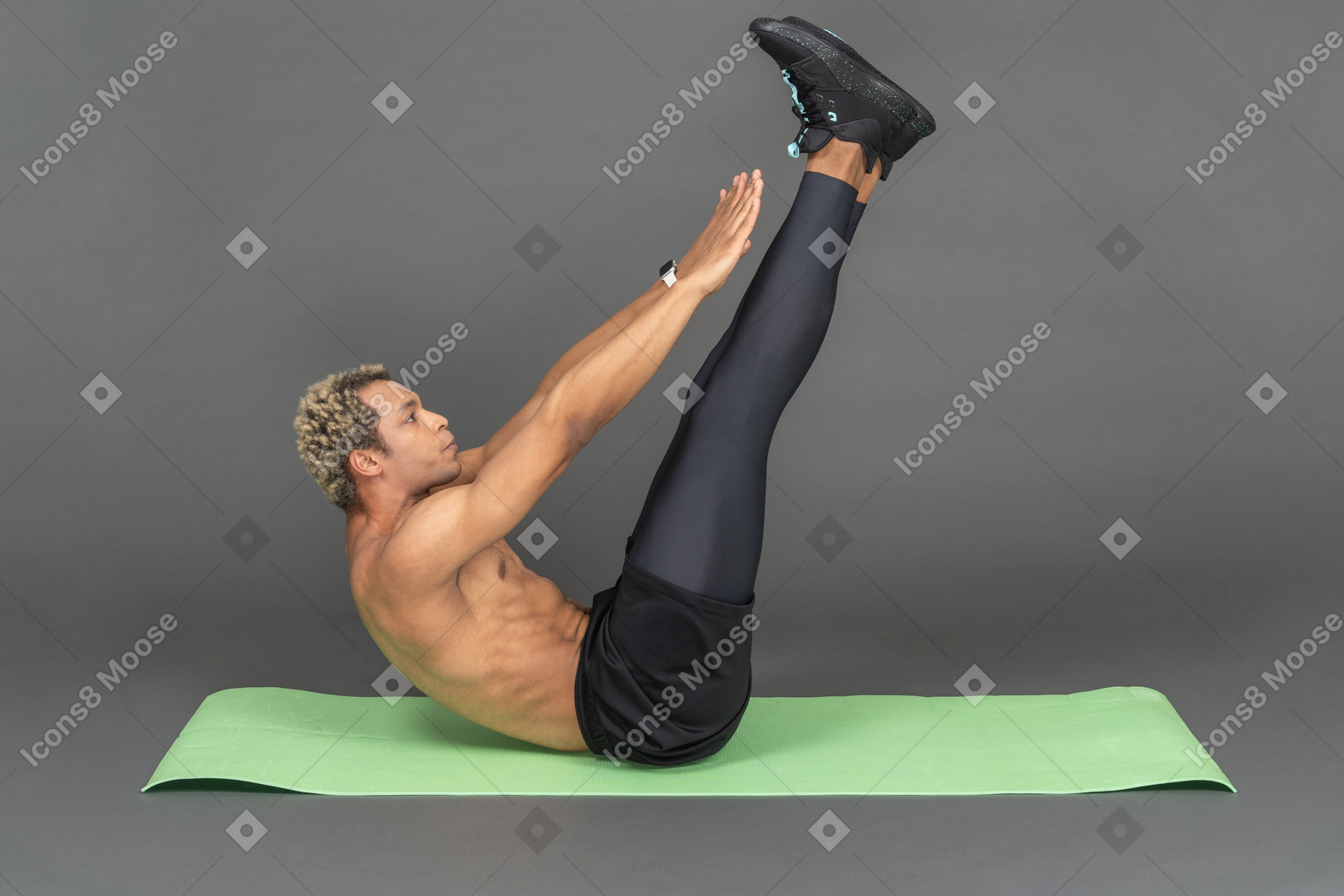 Мужчина делает растяжку на коврике для йоги