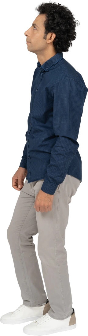 Uomo in abiti casual in piedi di profilo