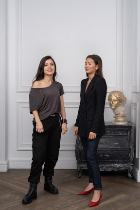 Deux jeunes femmes souriantes