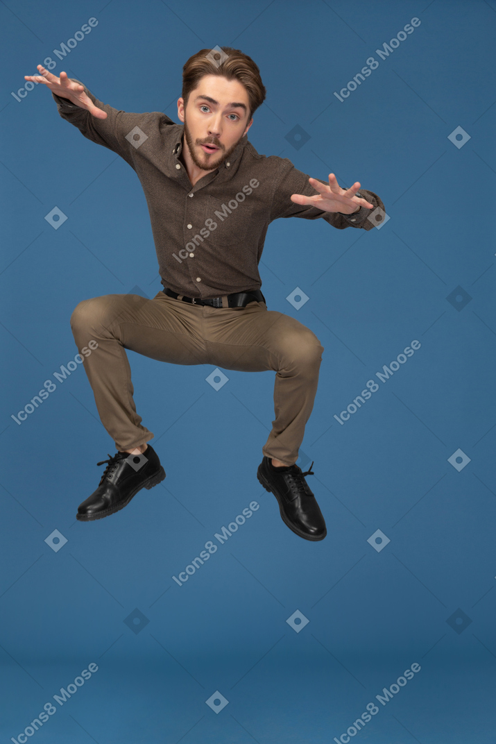 Um jovem magro pulando