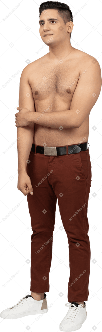 Vista di tre quarti di un uomo latino a torso nudo che sembra timido
