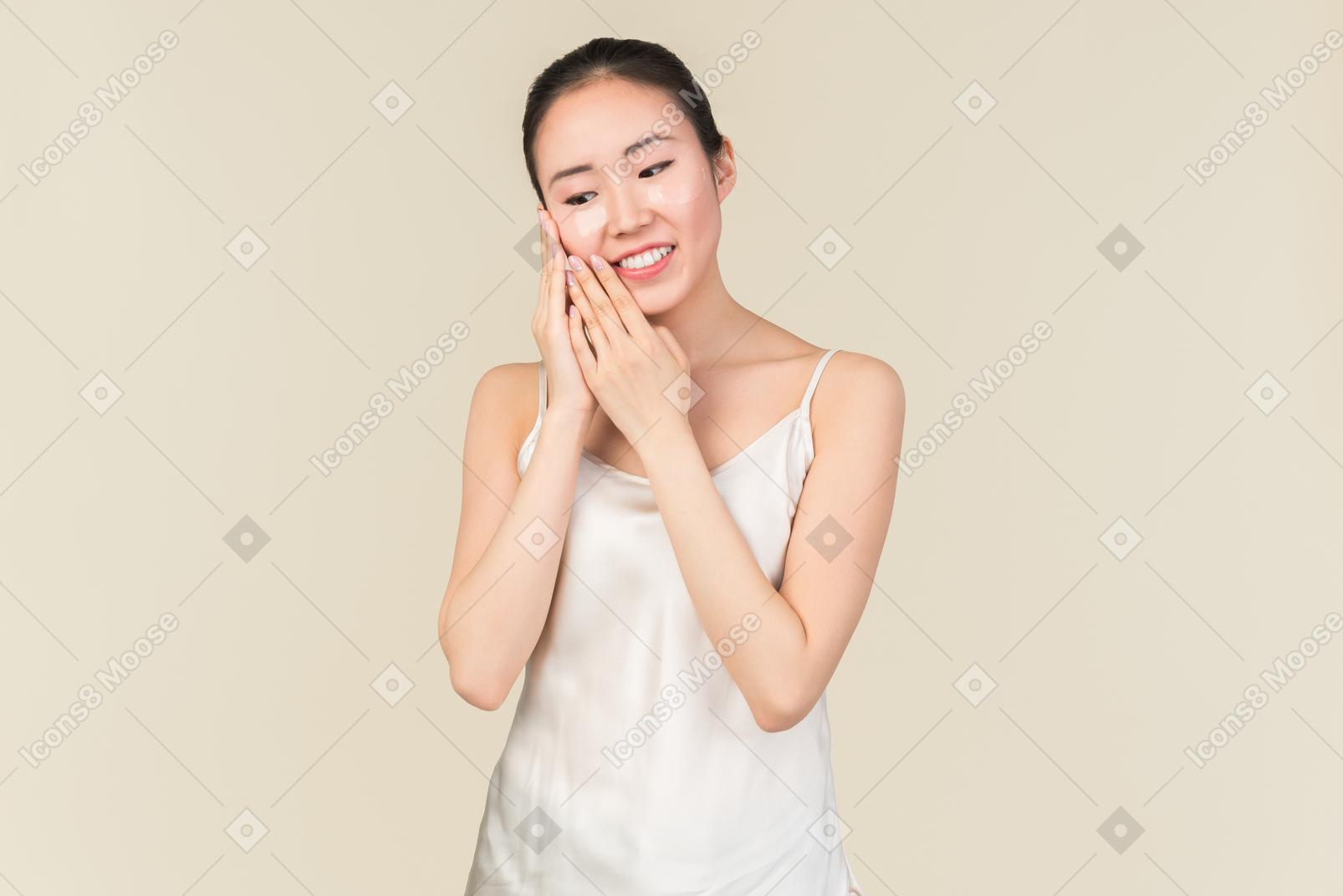 Азиатская девушка с глазными повязками, держась за руки близко к лицу