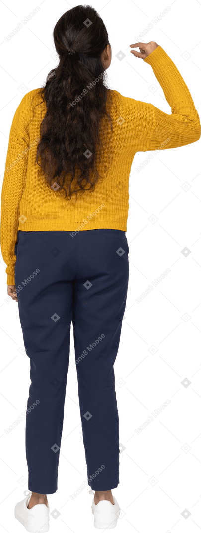 Vista posteriore di una ragazza in abiti casual che mostra piccole dimensioni di qualcosa