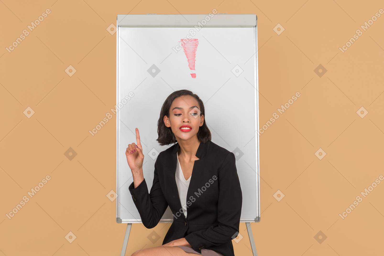 Jolie femme afro assis devant le tableau blanc
