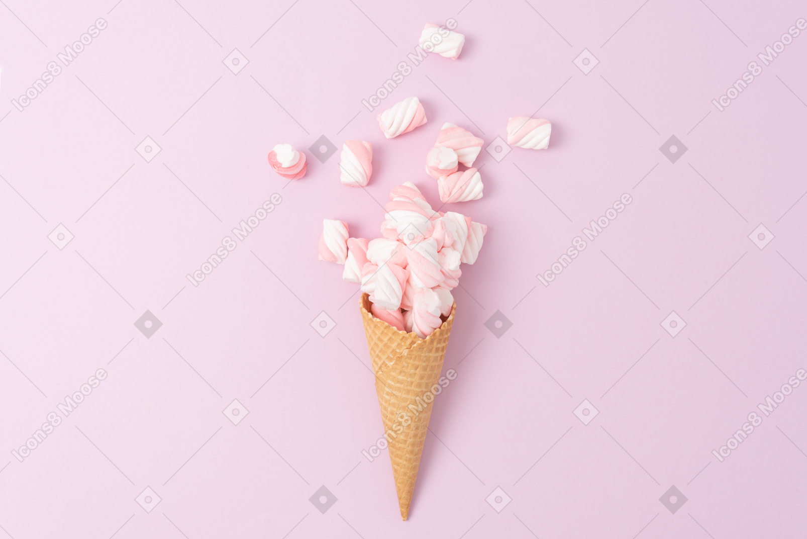 핑크 마시멜로 가득한 아이스크림 콘