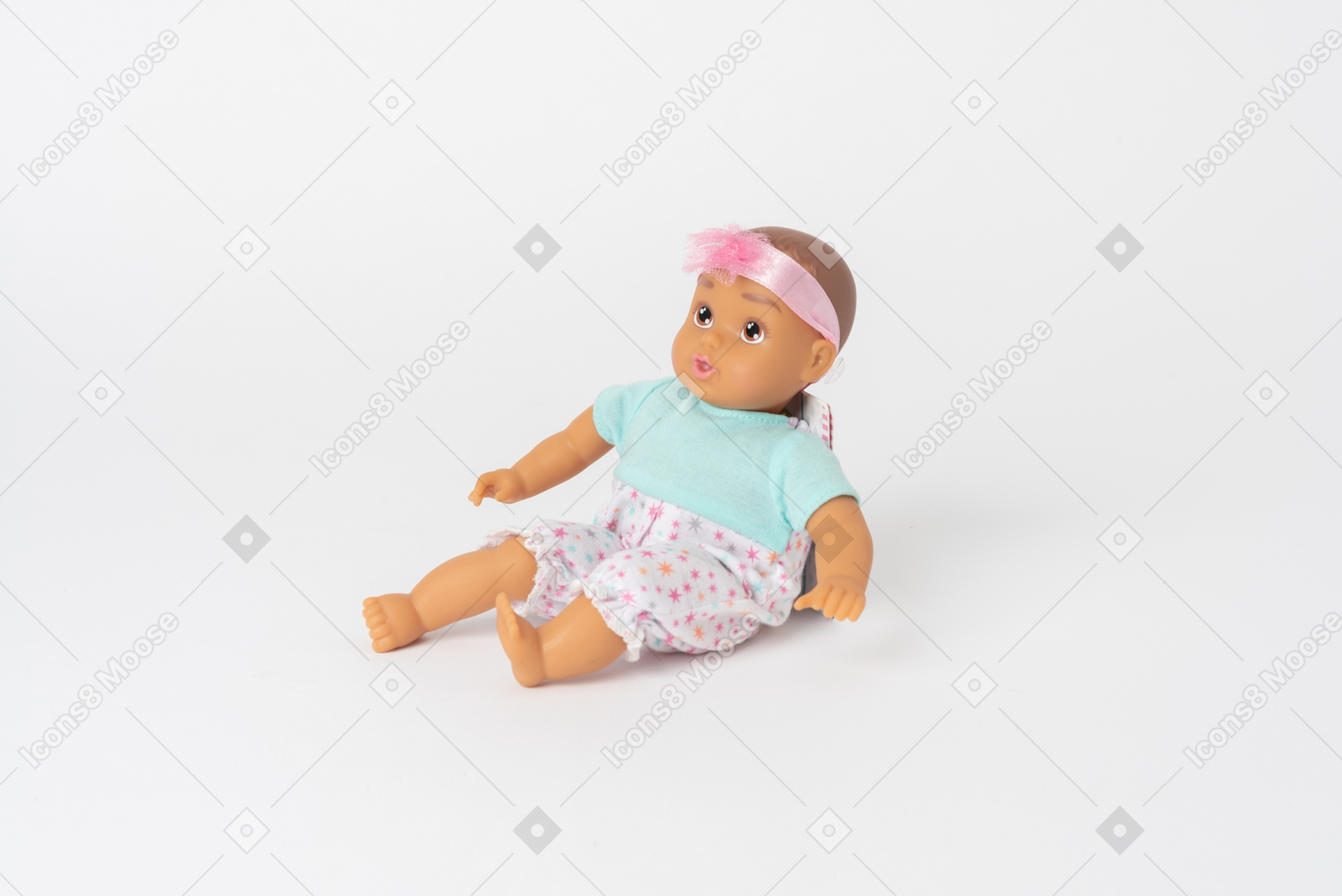 평범한 흰색 배경에 고립 된 귀여운 아기 인형 앉아