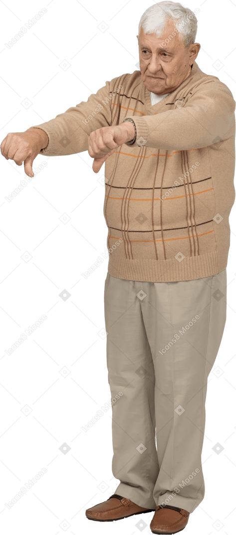 Vista frontal de um velho em roupas casuais, mostrando os polegares para baixo