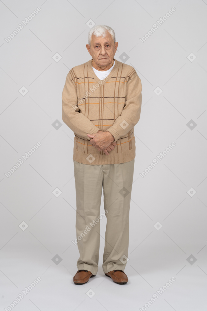 Vista frontal de un anciano con ropa informal mirando a la cámara
