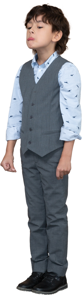 顔を作る灰色のスーツを着た少年の正面図