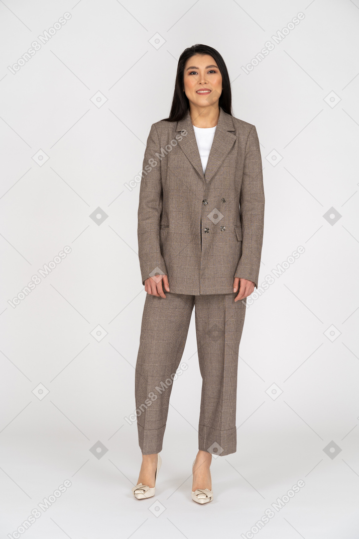 茶色のビジネススーツで笑顔の若い女性の正面図