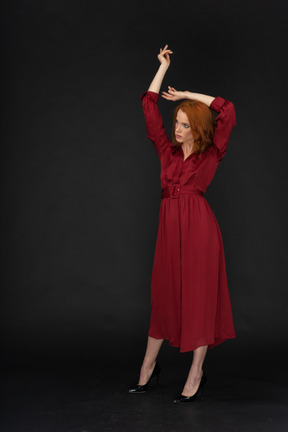 Jeune femme rousse en robe rouge