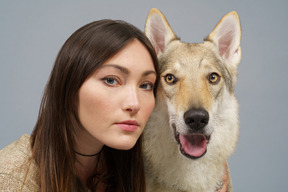 Primo piano di un maestro femmina con il suo cane