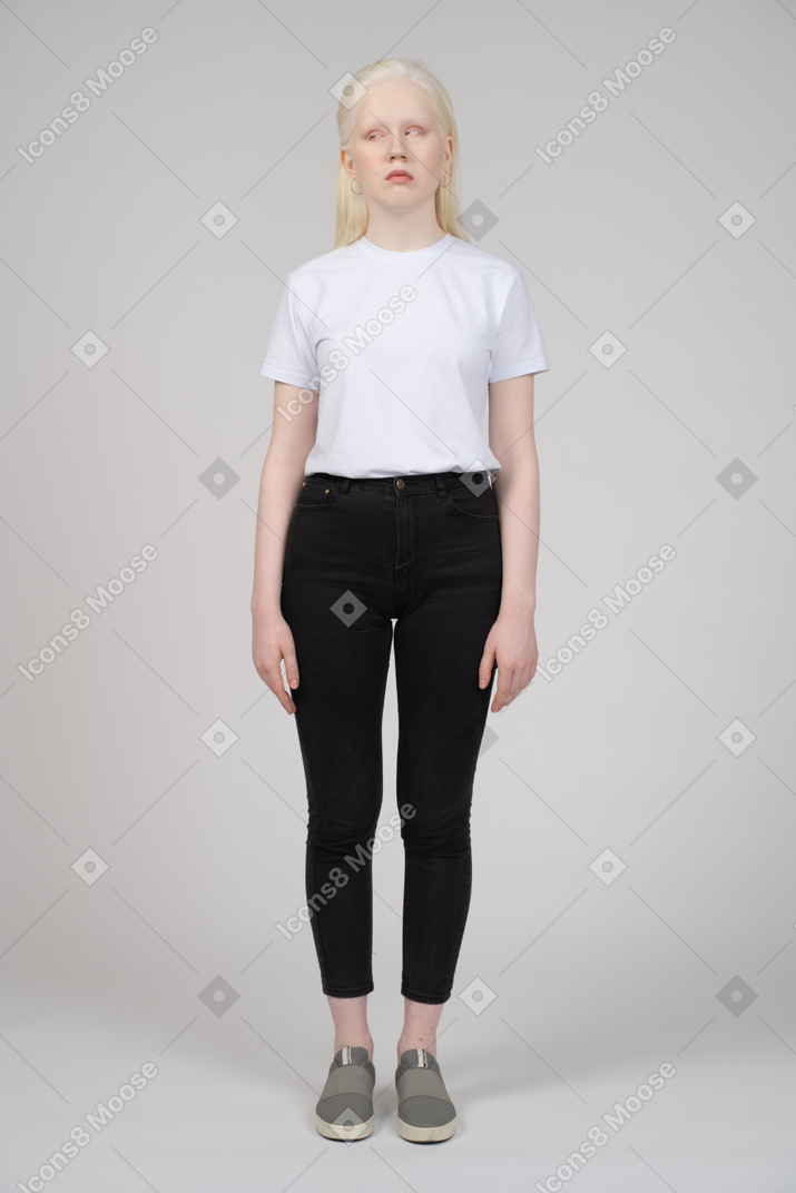 Vista frontal de uma adolescente em roupas casuais