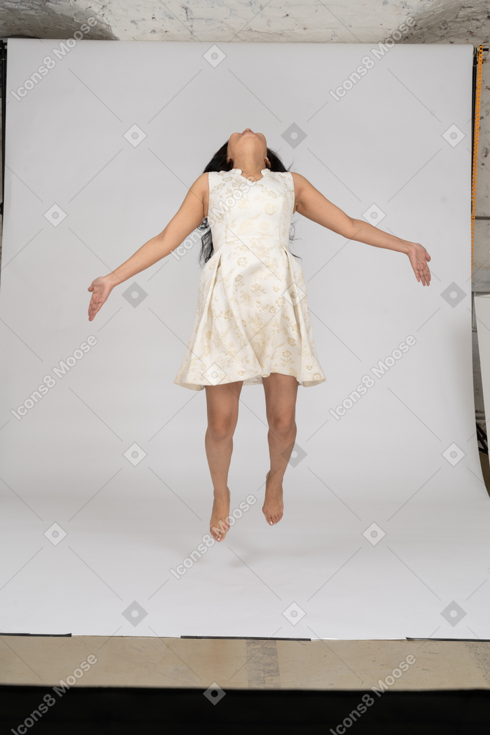 점프하는 아름 다운 드레스 여자
