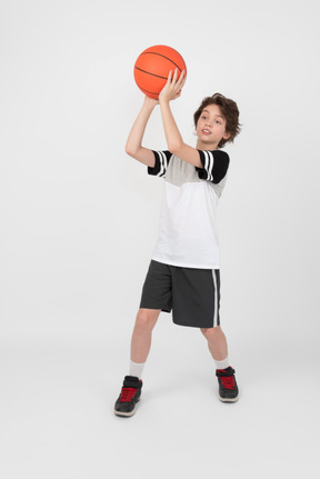 El chico esta lanzando una pelota