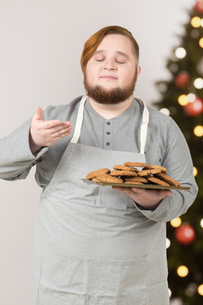 Der große kerl hat ein paar kekse für die weihnachtsfeier gekocht