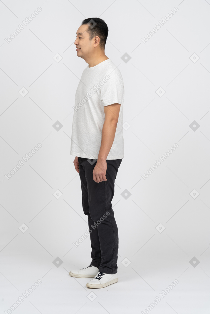 Homem feliz em roupas casuais em pé no perfil