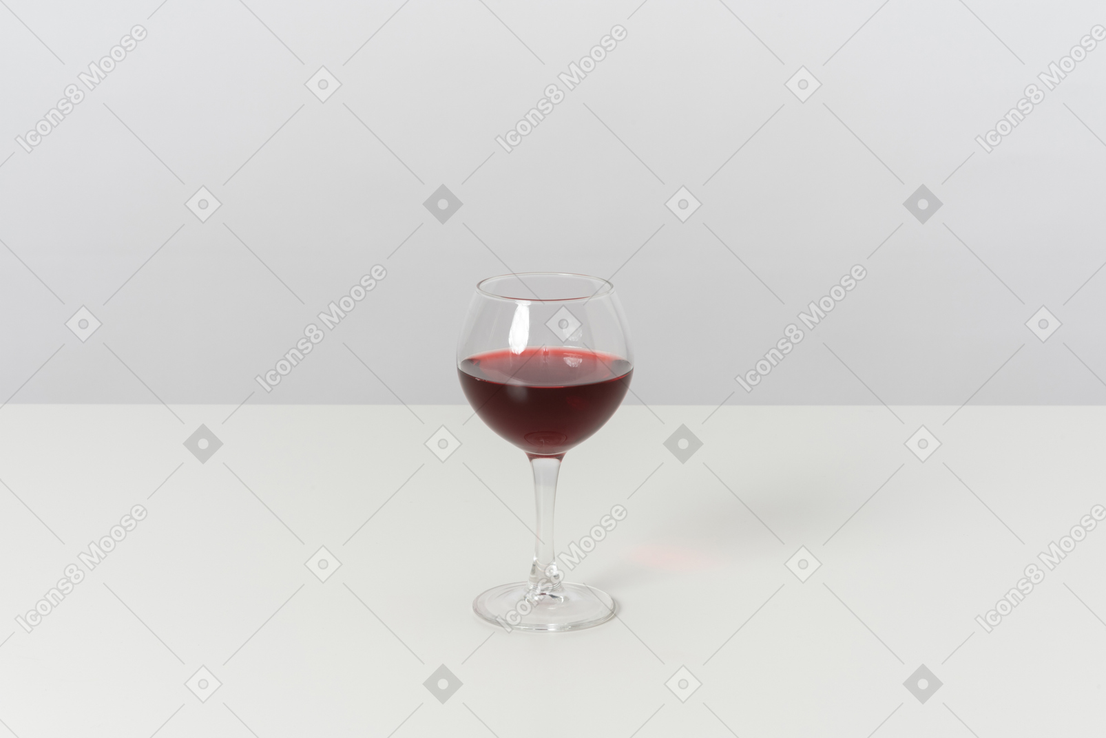 Copa de vino tinto sobre fondo gris