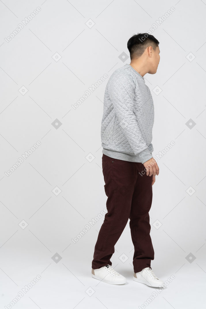 Mann in freizeitkleidung stehend