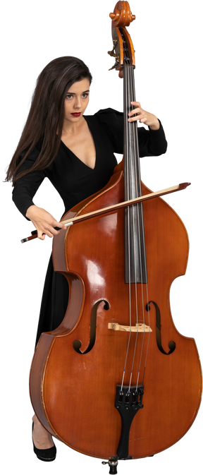 Vista frontale di una giovane donna in abito nero che suona il contrabbasso con un arco