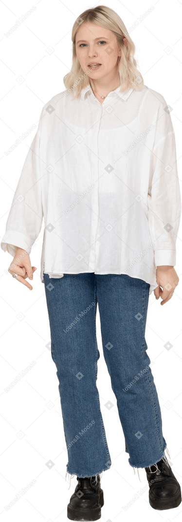 Vista frontal de una mujer rubia en ropa casual mirando a la cámara y mostrando el dedo medio
