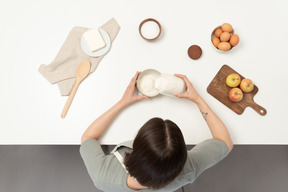 Un fornaio femmina che produce pasta per biscotti