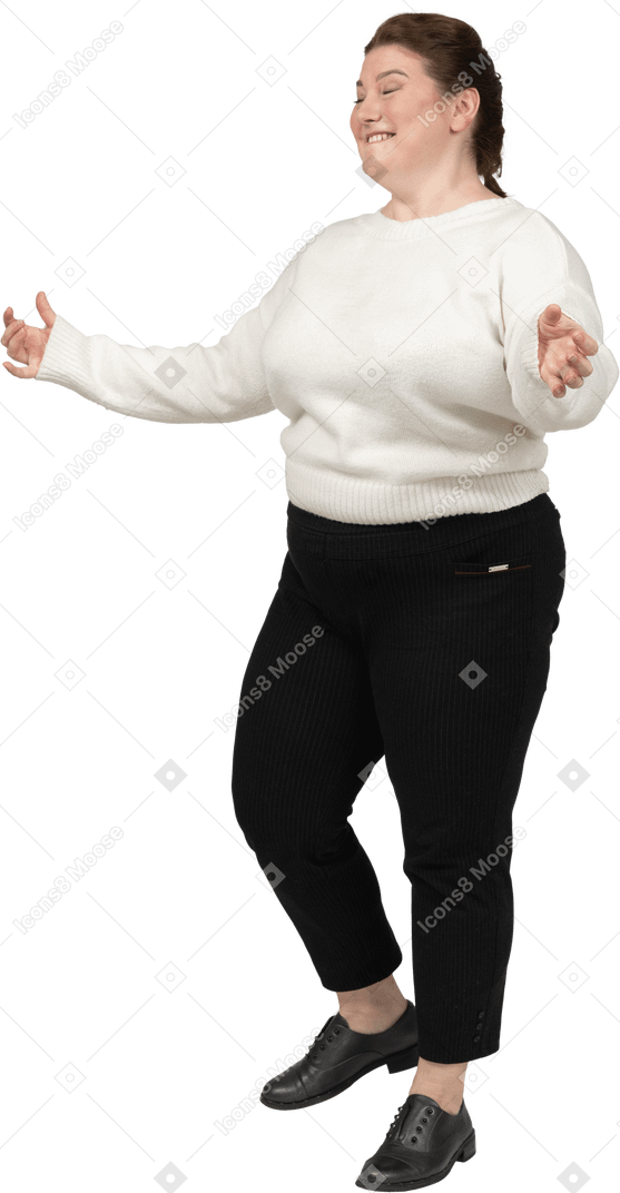Пухлая женщина в белом свитере танцует