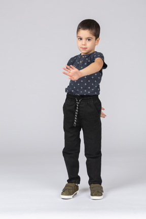 Vista frontal de um menino mostrando gesto de parar